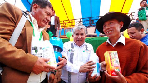 Huánuco GOBERNADOR ENTREGA INSUMOS Y HERRAMIENTAS AGRÍCOLAS A