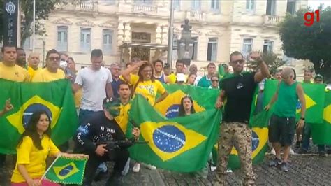 Vídeo Grupo bolsonarista protesta em frente a quartel do Exército em