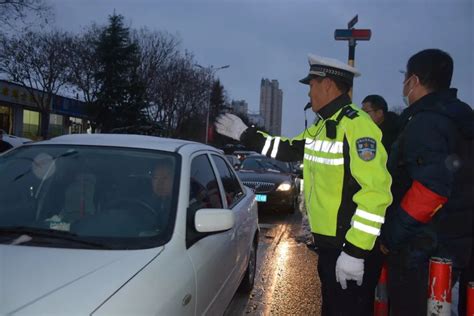 市公安局：以雪为令 交警雪天执勤保畅通 守护平安出行路