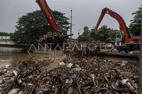 Sampah Di Pintu Air Manggarai Antara Foto