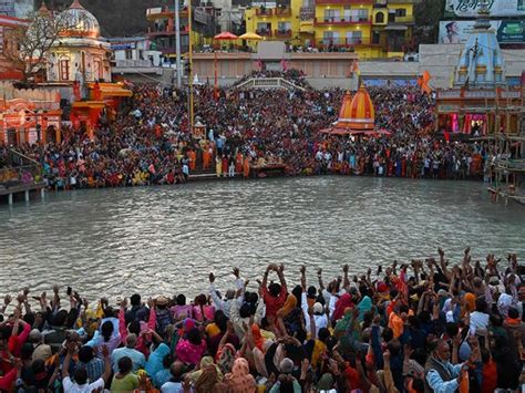 Hundreds of Thousands Flock to Ganges River for Hindu Festival