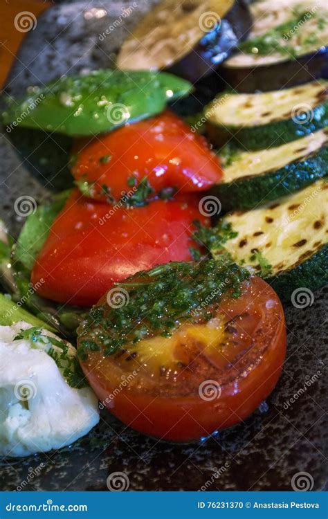 Vegetais Grelhados Diferentes Na Placa Preta Foto De Stock Imagem De