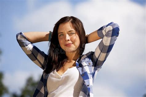 Schöne Lächelnde Brunette Jugendliche Stockfoto Bild von freude frau