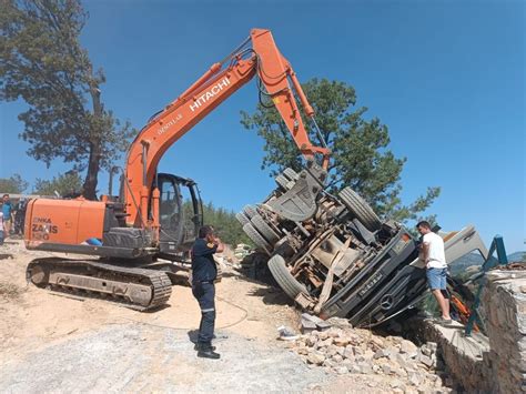 Muğla da hafriyat yüklü kamyon devrildi 1 kişi yaralandı