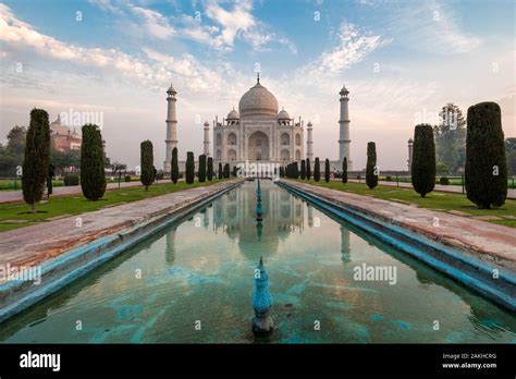 taj mahal landscape  res stock photography  images alamy
