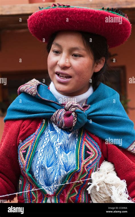 Mujer Peruana En Lana Hilada De Vestir Tradicional En El Taller Local De Cooperativas