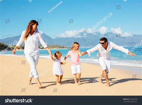 imágenes de Familia latina en la playa disfrutando Imágenes fotos y vectores de stock
