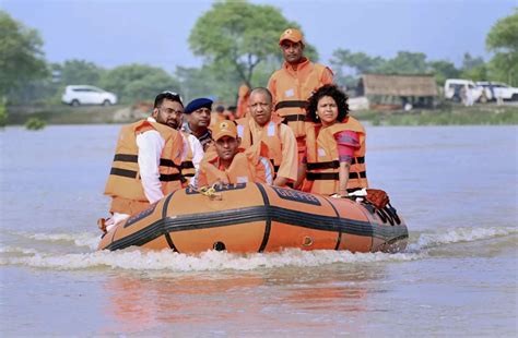 Up Cm Yogi Adityanath Inspects Flood Affected Areas In Shravasti