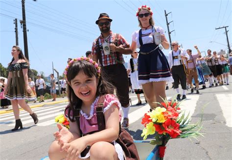 Milhares de pessoas participam do primeiro desfile da 33ª Schützenfest