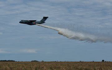 KC 390 da FAB realiza treinamento de combate a incêndios