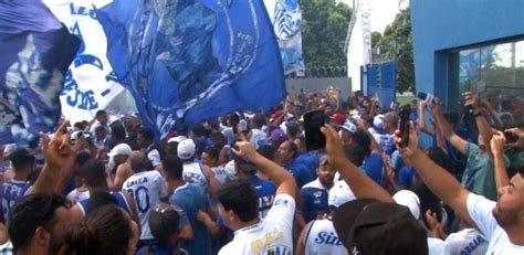 Torcida do Cruzeiro vai à Toca e faz festa em último contato antes da