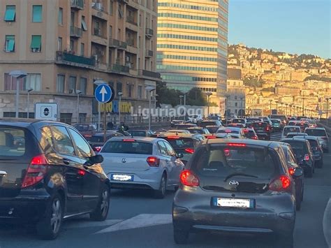 Genova Incidente In Sopraelevata Un Ferito E Traffico In Tilt