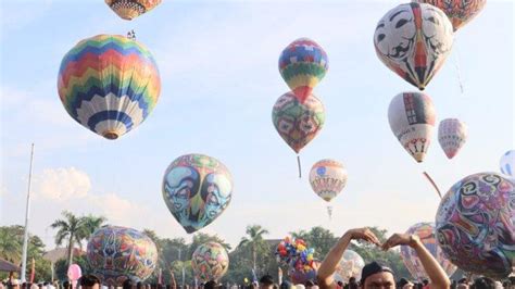 Puluhan Balon Udara Hiasi Langit Kota Pekalongan Pada Perayaan Syawalan