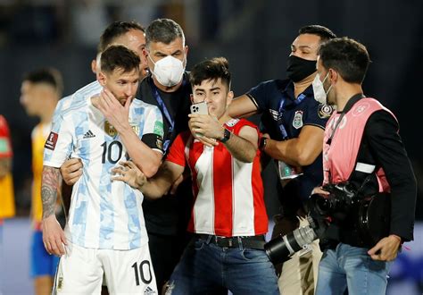 Fuerte Careo Entre Otamendi Y Silva Invasión Por Una Selfie Con Messi