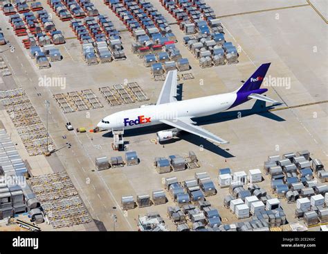 Fedex (Federal Express) Airbus A300 cargo airplane at Los Angeles ...