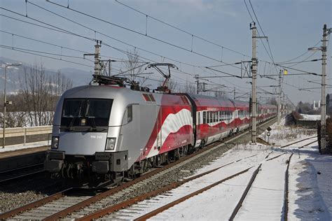 Lange Fahne Als Railjet In Kapfenberg Fachhochschule Am