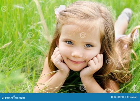 Petite Fille Mignonne Se Situant Dans L Herbe Photo Stock Image Du