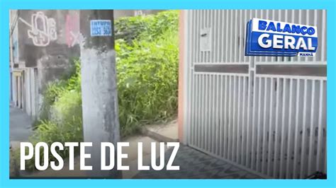 Moradores reclamam de poste colocado em frente ao portão da garagem