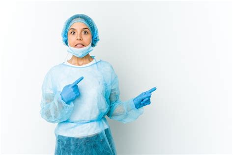 Mujer Latina Joven Cirujano Aislada En La Pared Blanca Sorprendida Apuntando Con Los Dedos