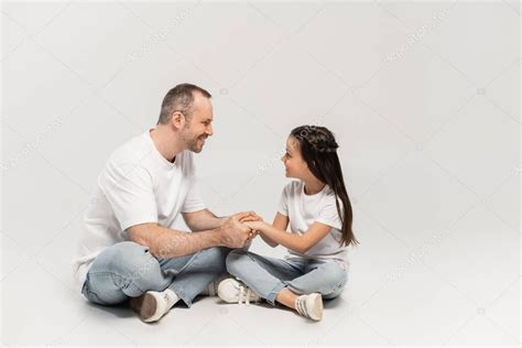 Ni A Preadolescente Feliz Con El Pelo Largo Morena Cogido De La Mano