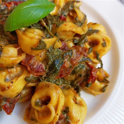 Tortellini w sosie ze szpinakiem i suszonymi pomidorami Kulinarny Świat