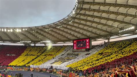 Roma Lazio L Inno Della Roma E La Coreografia Della Curva Sud