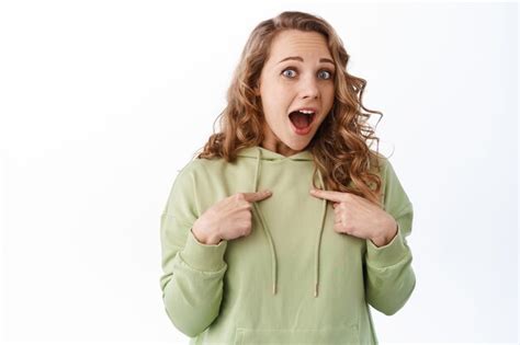 Femme Blonde Surprise Haletant Et Criant D Excitation Se Pointant Du Doigt Regardant Avec