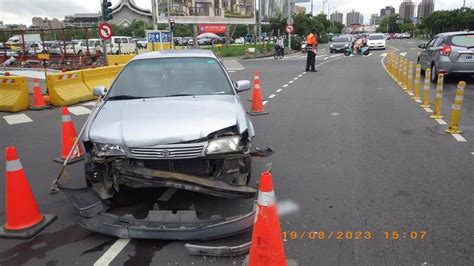 轎車違規左轉撞車 賓士衝進高雄輕軌工地 社會 自由時報電子報