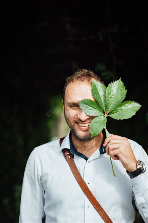 L Homme Gai Couvre Son Visage De Feuille D Un Arbre Photo Stock Image