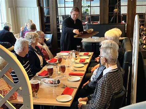 I FORBIFARTEN Damerne holder og spiser sammen på Restaurant Tannishus