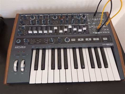 Arturia minibrute 2