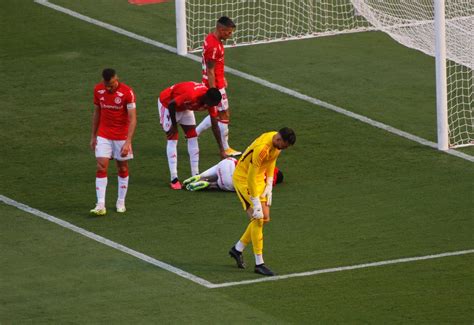 Ivan Sofre Grave Les O Em Estreia Do Internacional Na Temporada