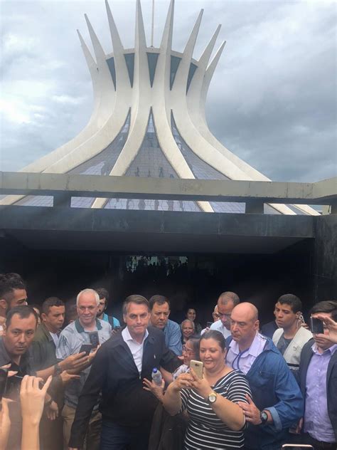 Bolsonaro Visita Catedral De Brasília Tira Fotos E Evita Falar Com