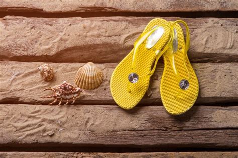 Chanclas Y Conchas Marinas Foto Premium