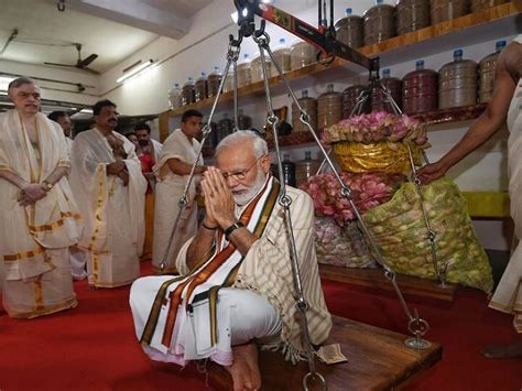 Pm Narendra Modi Visits Guruvayur Temple In Kerala In Pics पारंपरिक वेशभूषा में पीएम मोदी ने