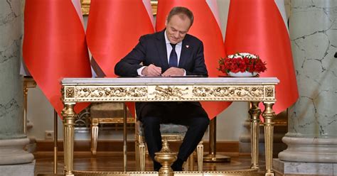 Donald Tusk A Depus Jur M Ntul I A Devenit Noul Premier Al Poloniei