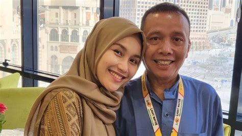 Reaksi Ayah Rozak Lihat Kedekatan Ayu Ting Ting Dan Boy Wiliiam Beri