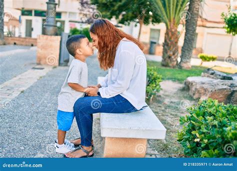 Adorable Mère Et Fils Latin Avec Un Beau Geste Assis Sur Le Banc Du