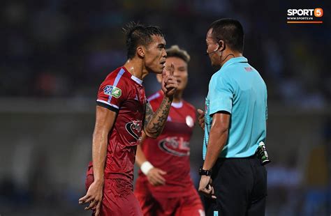 Hà Nội FC có bàn thắng gây tranh cãi cầu thủ TP Hồ Chí Minh phản ứng gay gắt với trọng tài
