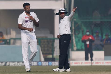 R Ashwin has a chat with umpire Nitin Menon | ESPNcricinfo.com