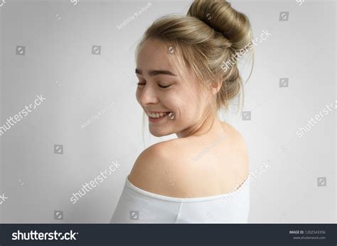 Charming Girl Hair Bun Nude Back Stock Foto Shutterstock