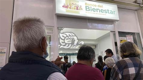 Adultos Mayores Esperan Horas Para Cobrar Mil Pesos