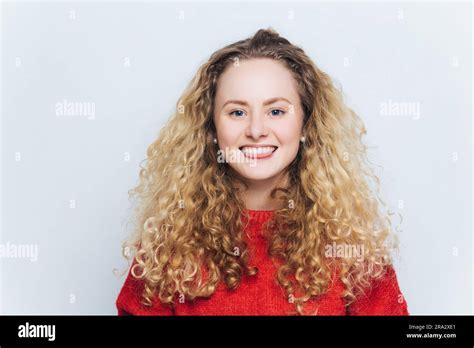 Blonde frau drinnen modelliert Fotos und Bildmaterial in hoher Auflösung Alamy