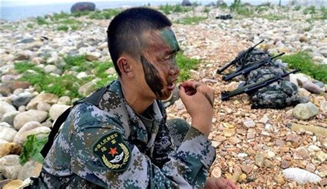 中国军人的一天，特种兵荒岛求生吃野味，吃得津津有味