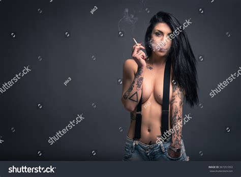 1 726 Smoking Girl Tattoos Bilder Arkivfotografier Og Vektorer