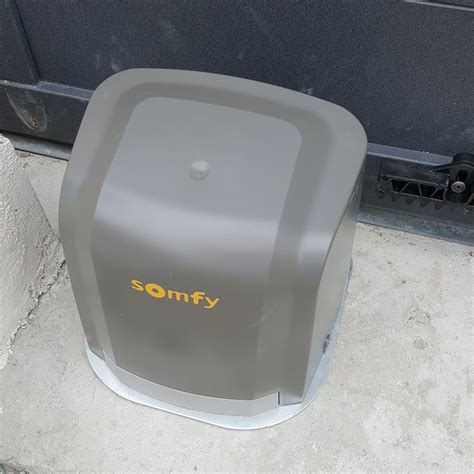 D Couvrez La Pose D Un Moteur Somfy Pour Un Portail Coulissant