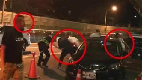 無照男不服攔檢烙人鬧事 3警遇襲負傷！9人被逮車上搜出一堆刀 三立新聞網 Line Today