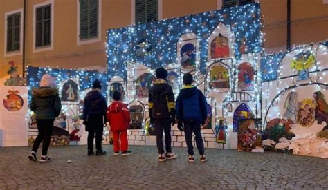 Il presepe realizzato dalle famiglie dà il via al calendario natalizio