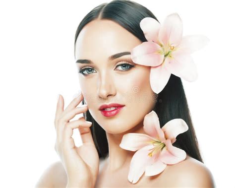 Jovencita Atractiva Cierra Con Las Manos En La Cara Aislada Flor Lily Brunette Spa Maquillaje