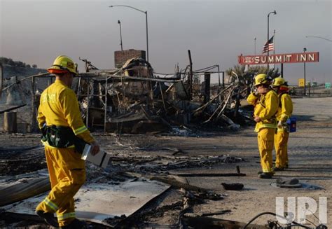 Photo: Southern California wildfire forces evacuation of 80,000 people ...